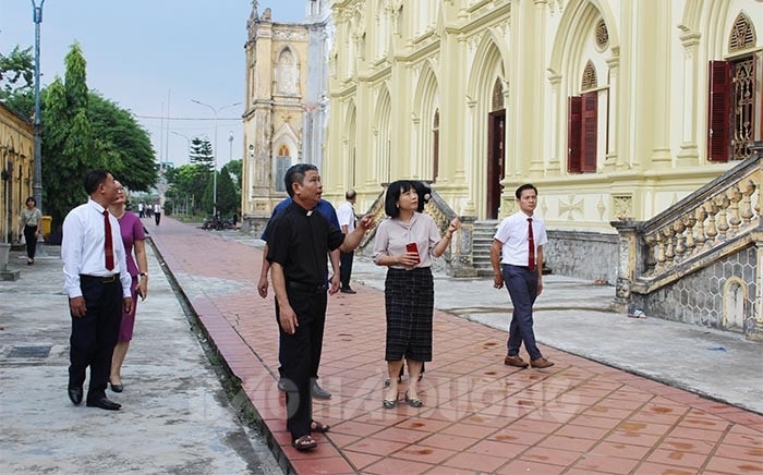 Đoàn đại biểu Quốc hội tỉnh Hải Dương khảo sát tại nhà thờ Kẻ Sặt - Nguồn: Báo Hải Dương