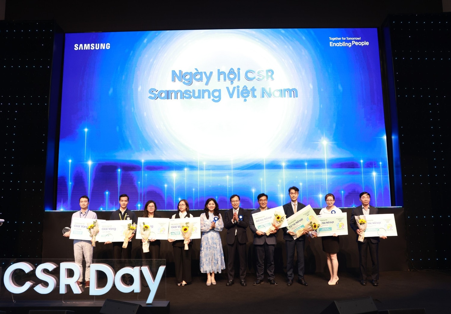 Tổng giám đốc Choi Joo Ho trao giải thưởng CSR cho các pháp nhân, đối tác của Samsung tại Việt Nam
