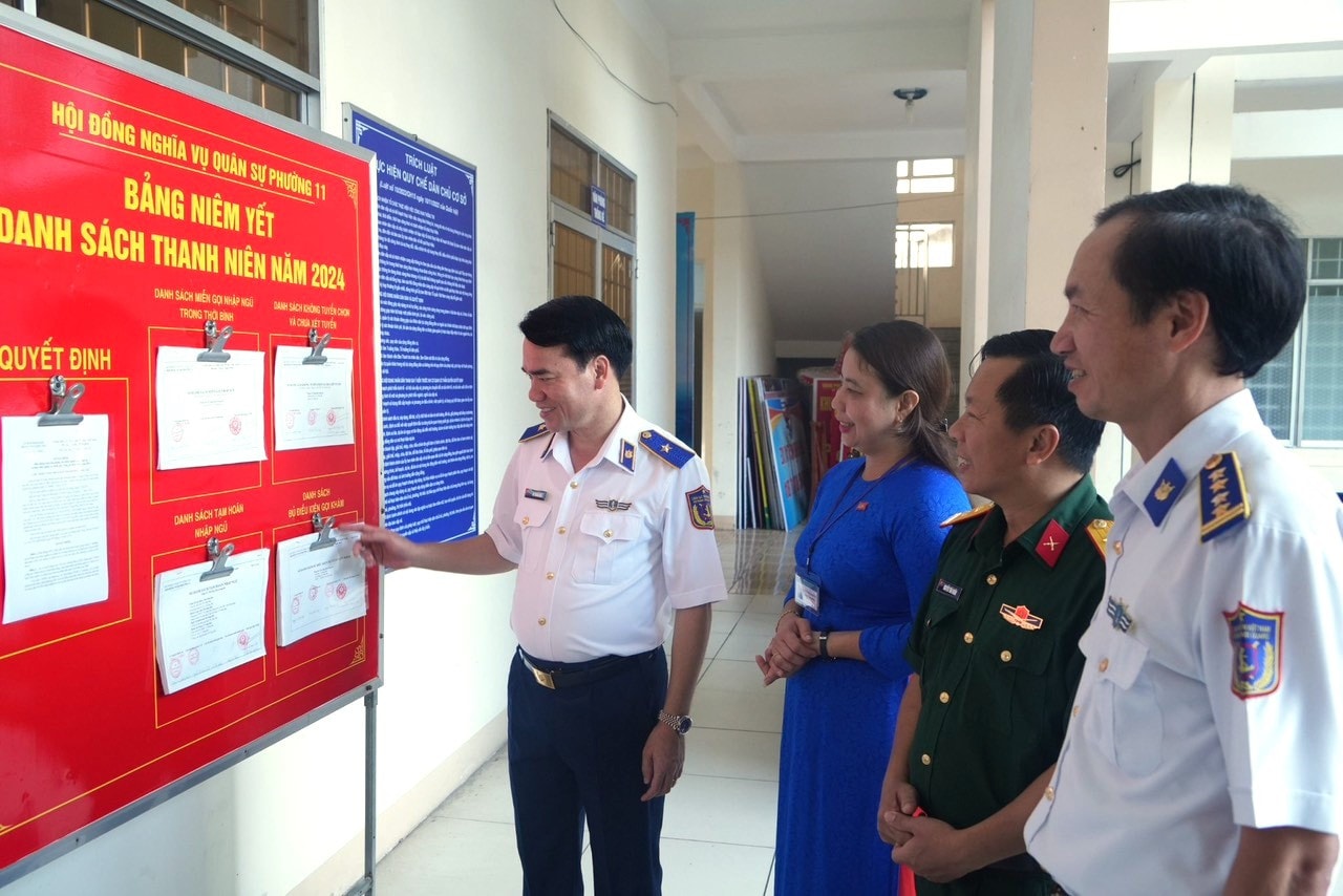 Thượng tướng Võ Minh Lương kiểm tra việc tuyên truyền Luật Cảnh sát biển tại Bà Rịa - Vũng Tàu -0
