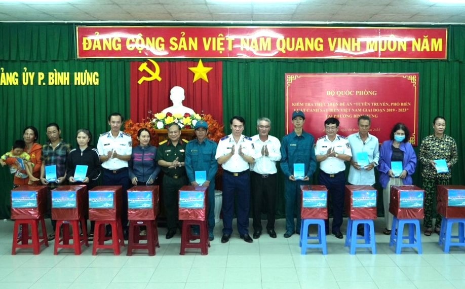 Thượng tướng Võ Minh Lương kiểm tra việc tuyên truyền Luật Cảnh sát biển tại Bà Rịa - Vũng Tàu -0