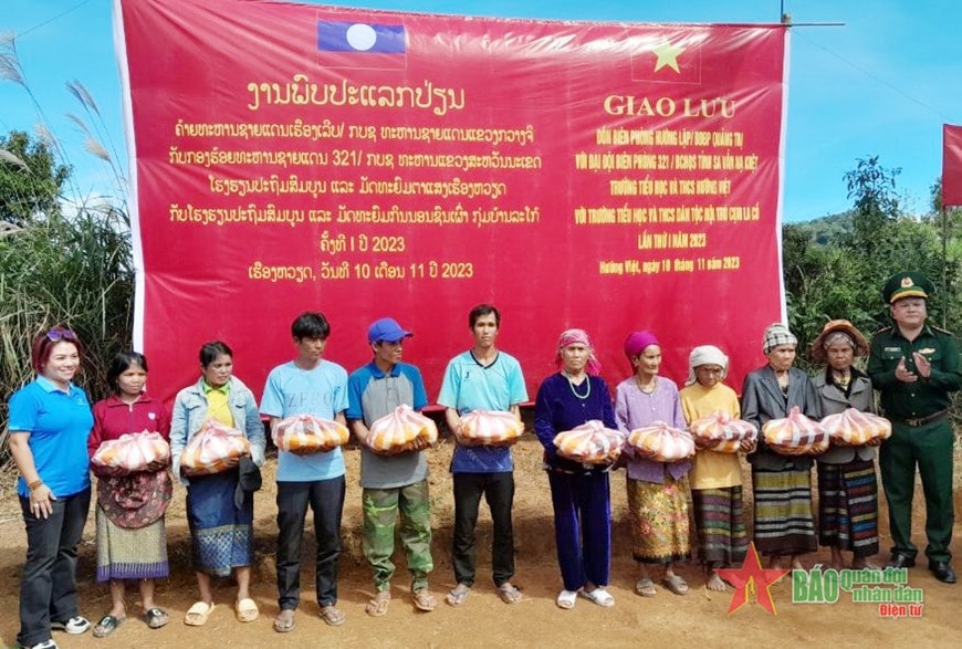 Giao lưu, tặng quà cho giáo viên, học sinh và lực lượng bảo vệ biên giới Việt Nam - Lào -0