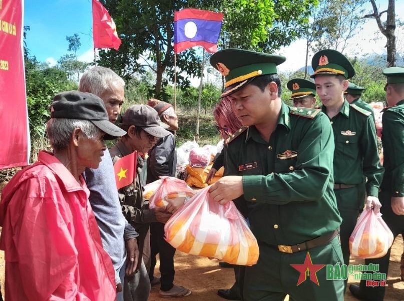 Giao lưu, tặng quà cho giáo viên, học sinh và lực lượng bảo vệ biên giới Việt Nam - Lào -0