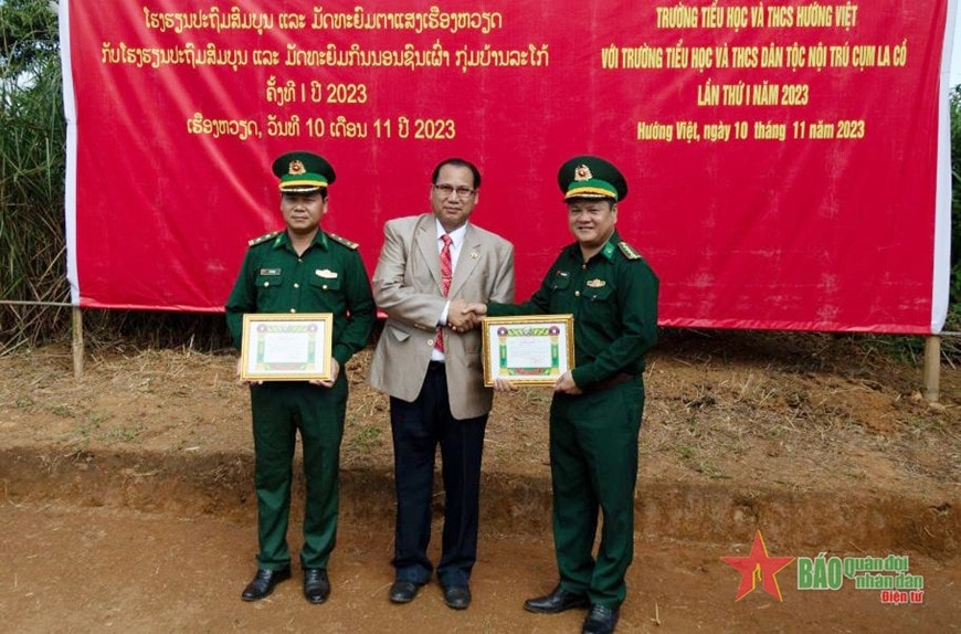 Giao lưu, tặng quà cho giáo viên, học sinh và lực lượng bảo vệ biên giới Việt Nam - Lào -0