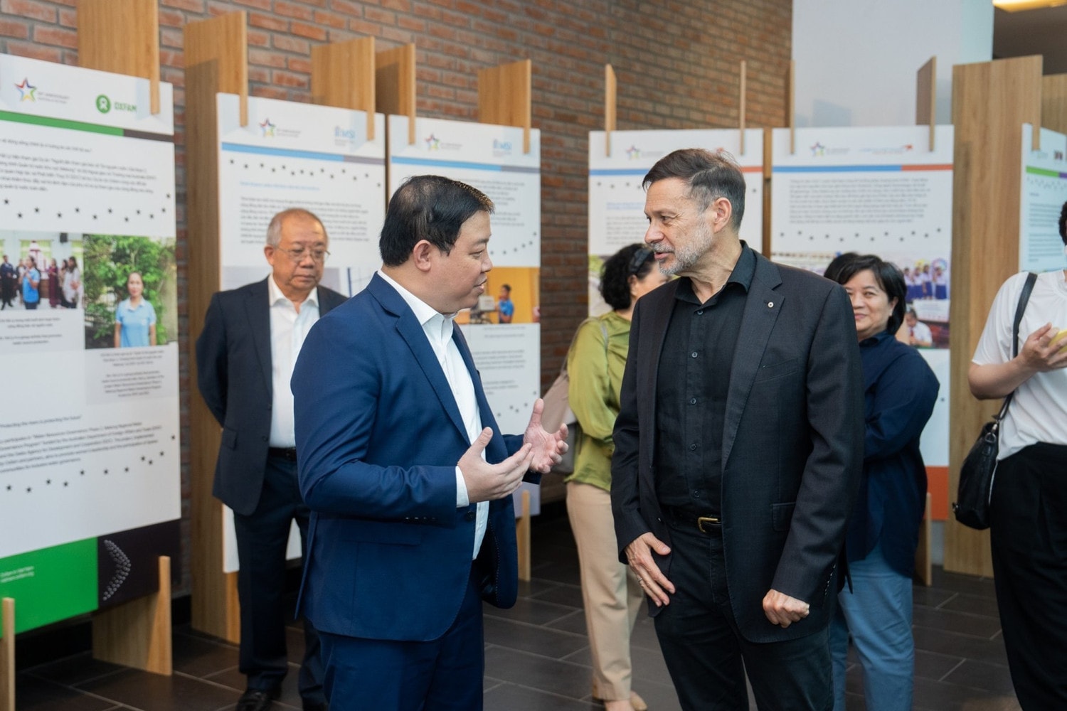 Đại sứ Ausstralia Andrew Goledzinowski và Phó Chủ tịch VUFO Nguyễn Ngọc Hùng tại sự kiện Thành tựu phát triển của các tổ chức phi chính phủ nước ngoài hợp tác với Australia tại Việt Nam -0