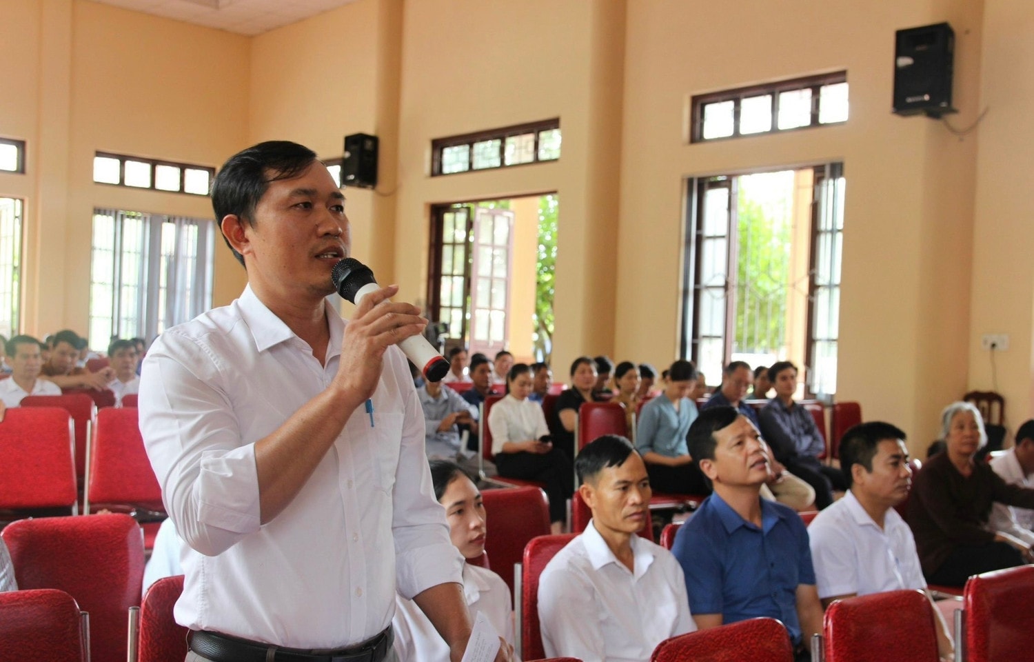 Cử tri Huyện Kim Thành, Hải Dương kiến nghị trong một buổi tiếp xúc với đại biểu dân cử - ảnh L.TUYẾT