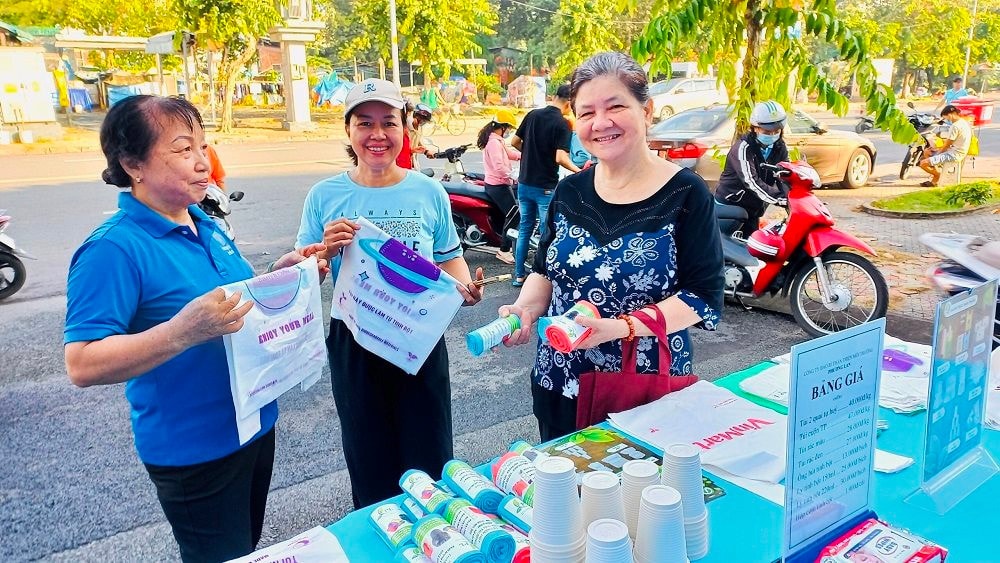Quận Gò Vấp tổ chức chương trình Ngày hội đổi rác lấy quà. Ảnh: AWATEN