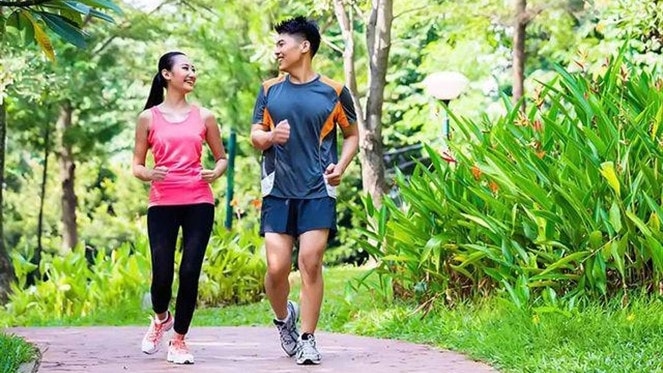 Đi bộ nhẹ nhàng trong công viên hay trên đường đi làm đều rất tốt cho sức khỏe (Ảnh: iStock)