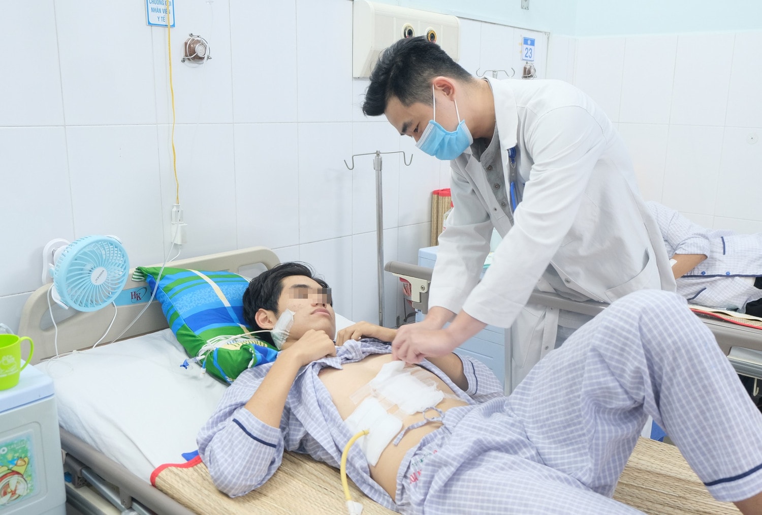 Thói quen ăn uống không điều độ và thức khuya, nam sinh trẻ bị sốc mất máu do xuất huyết tiêu hóa -0