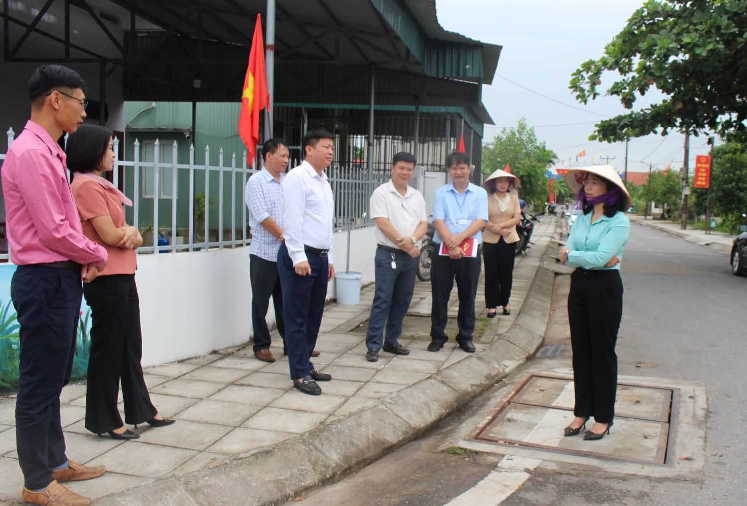 Lãnh đạo huyện Đầm Hà kiểm tra thực tế tiến độ giải quyết kiến nghị của công dân trên địa bàn (tháng 10.2023). Ảnh: Thanh Nga 