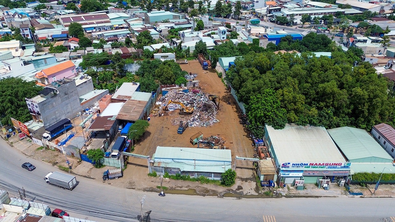Bình Dương: Đường “tan nát” vì xe tải hạng nặng chạy bất chấp biển cấm để ra vào bãi phế liệu