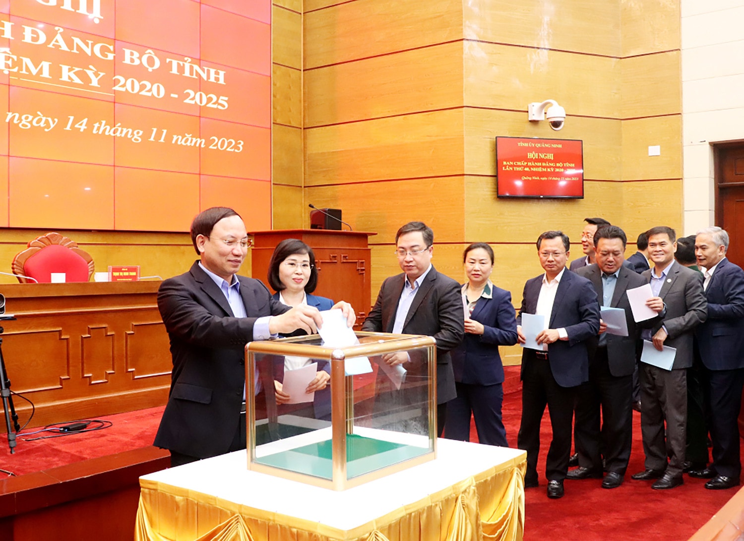 Quảng Ninh: Giới thiệu nhân sự kiện toàn chức danh Chủ tịch UBND tỉnh và Trưởng Đoàn ĐBQH tỉnh
