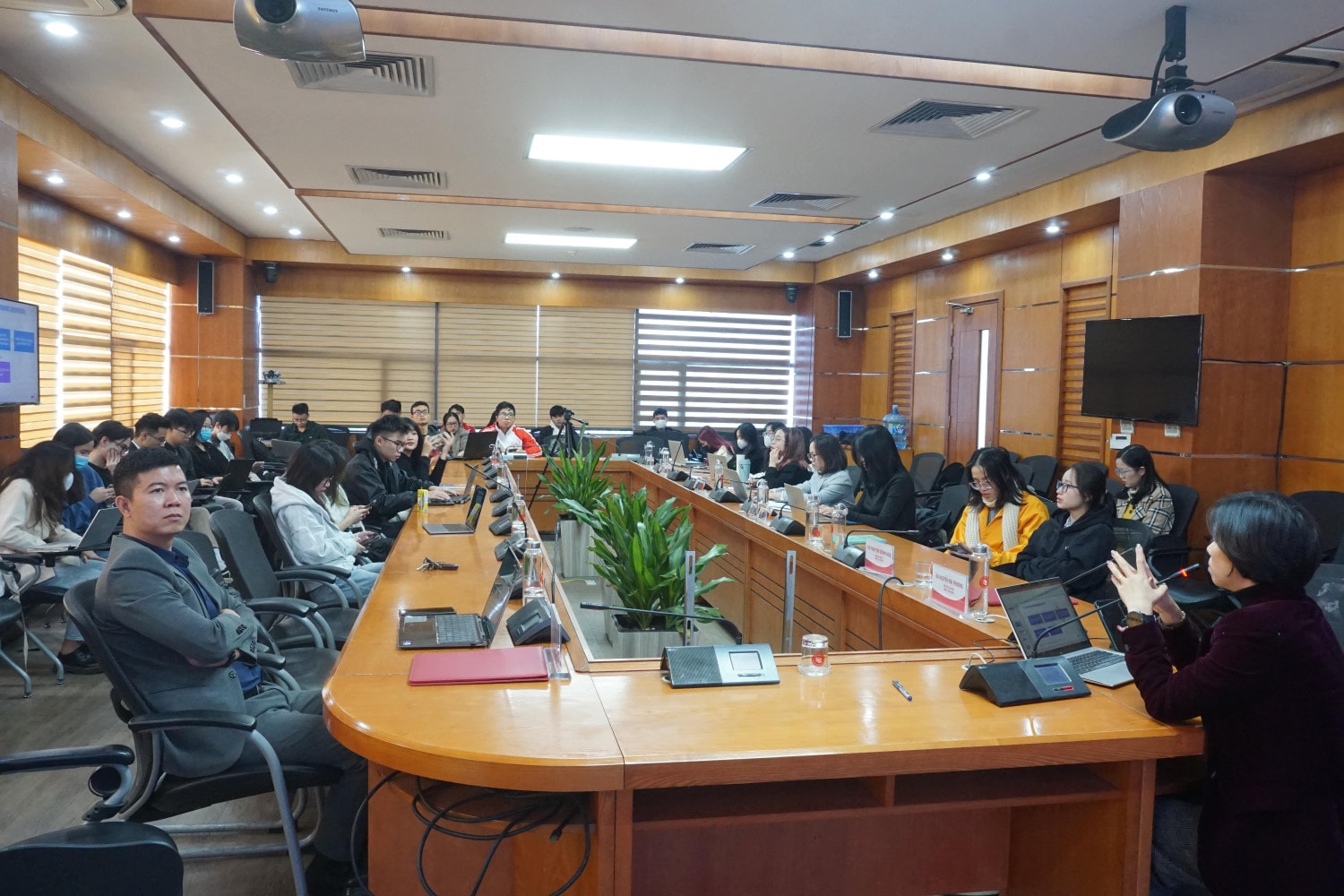 Sinh viên Khoa Luật, Trường Đại học Ngoại thương trong một buổi học cùng chuyên gia tới từ công ty luật (Ảnh: Nguyễn Liên) Tư duy đổi mới trong đào tạo ngành Luật -0