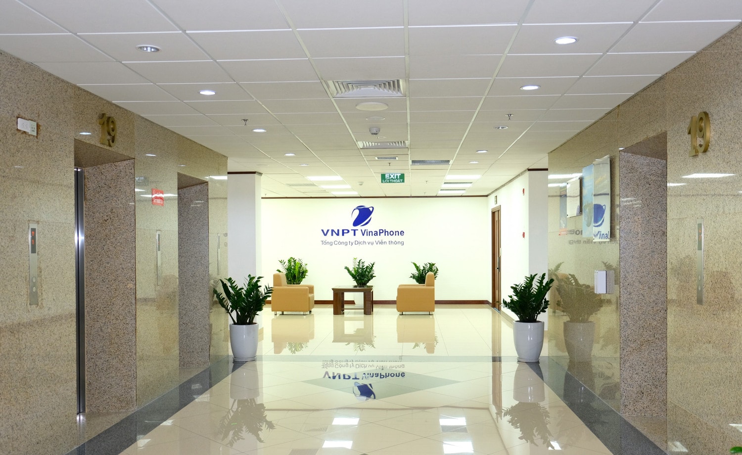 Ngay từ trong thiết kế và xây dựng ban đầu, VNPT VinaPhone đã chú trọng lựa chọn những vật liệu “xanh” thân thiện môi trường, tiết kiệm năng lượng. Tòa nhà được quản lý và vận hành tự động hóa 24/7 với hệ thống chiếu sáng, điều hòa thông minh, tưới tiêu tự động,… Riêng khu vực thang máy được tích hợp các cảm biến thông minh để tùy biến hoạt động theo nhu cầu từng thời điểm trong ngày Khám phá không gian xanh ở ‘đại bản doanh’ VNPT VinaPhone -0
