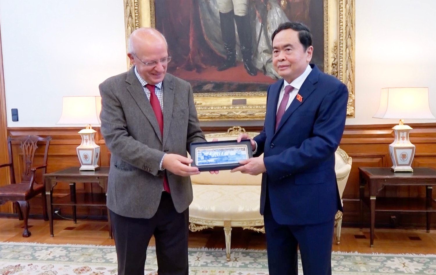 Phó Chủ tịch Thường trực Quốc hội Trần Thanh Mẫn chào Chủ tịch Quốc hội Bồ Đào Nha