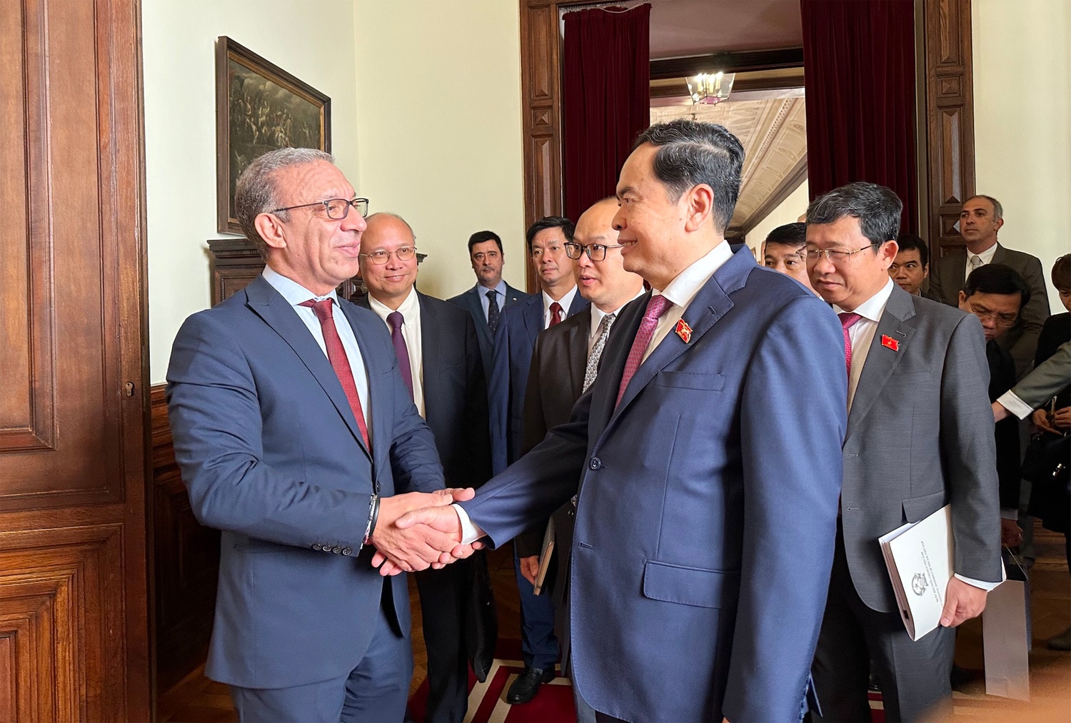 Phó Chủ tịch Thường trực Quốc hội Trần Thanh Mẫn chào Chủ tịch Quốc hội Bồ Đào Nha