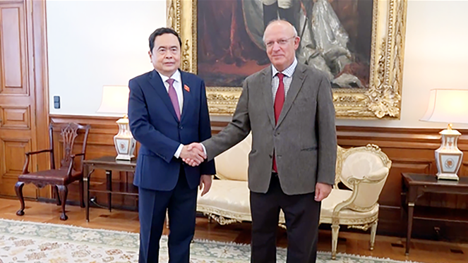 Phó Chủ tịch Thường trực Quốc hội Trần Thanh Mẫn chào Chủ tịch Quốc hội Bồ Đào Nha