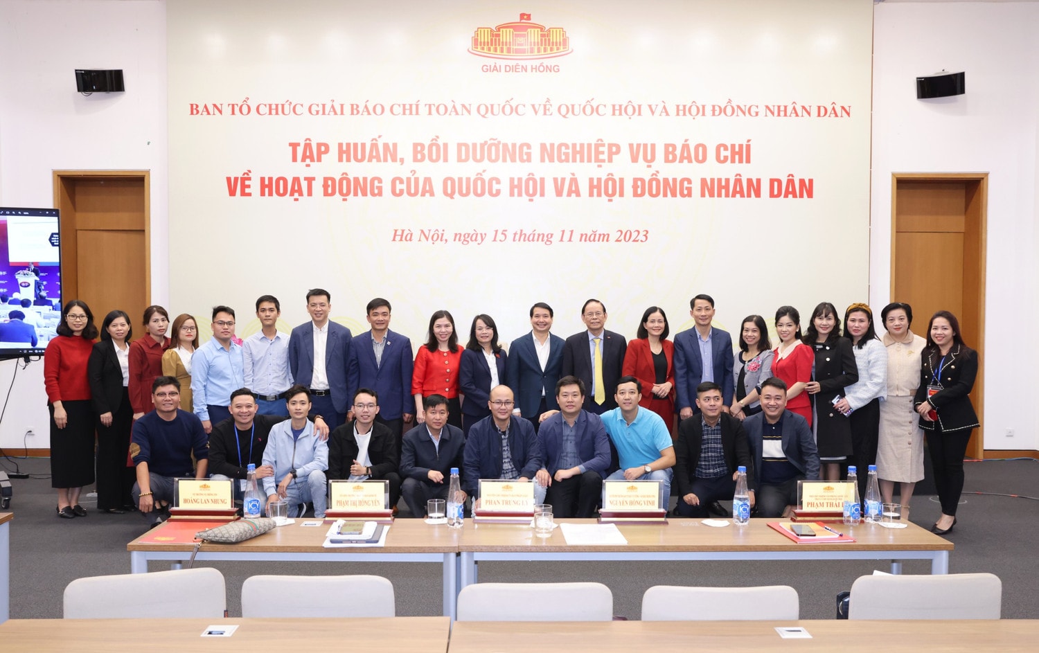 Các đại biểu chụp hình lưu niệm