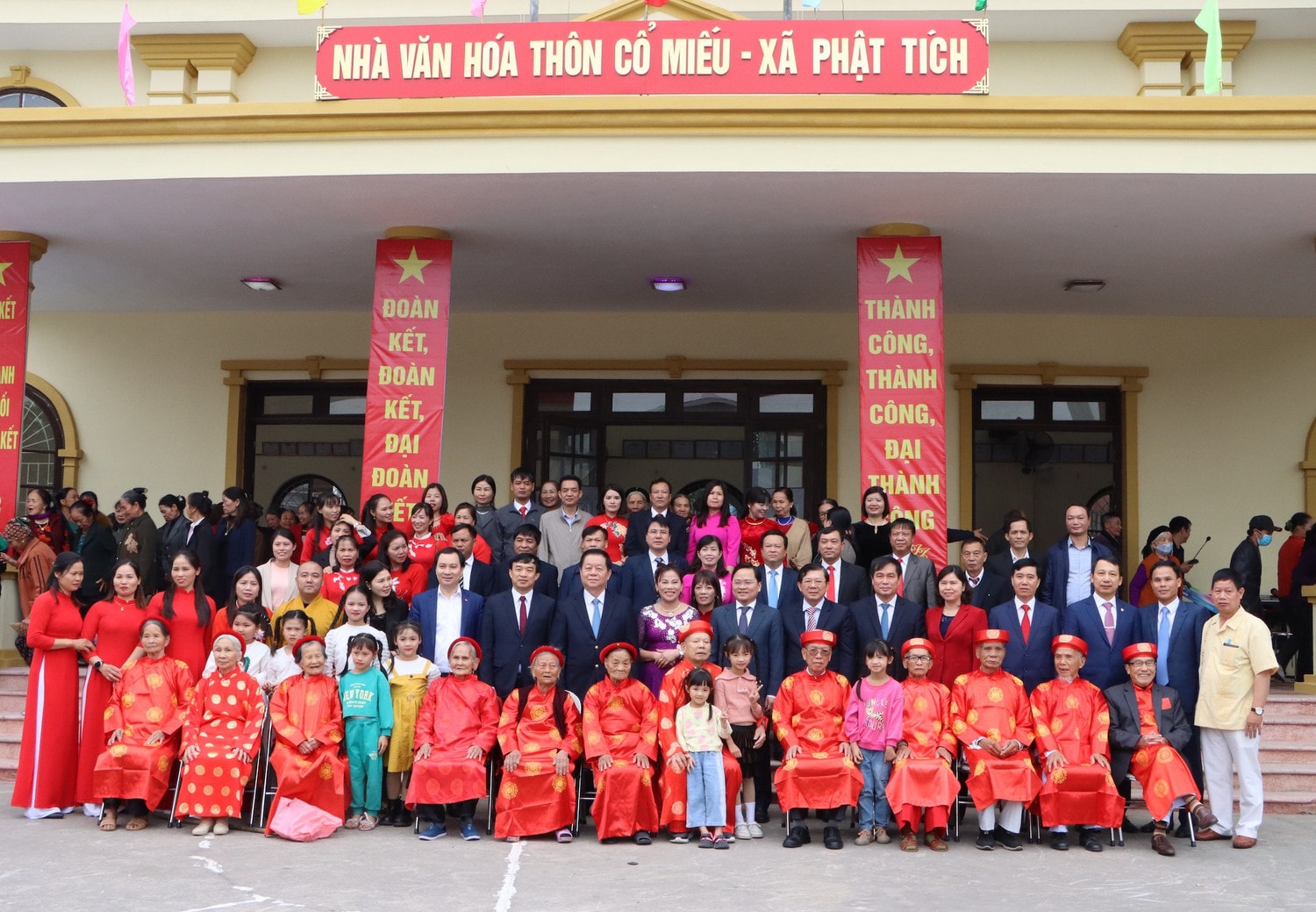 Trưởng Ban tuyên giáo Trung ương Nguyễn Trọng Nghĩa cùng các đại biểu chụp ảnh lưu niệm với nhân dân thôn Cổ Miếu. Ảnh: Hoàng Nga Trưởng Ban tuyên giáo Trung ương Nguyễn Trọng Nghĩa dự ngày hội Đại đoàn kết tại tỉnh Bắc Ninh -0
