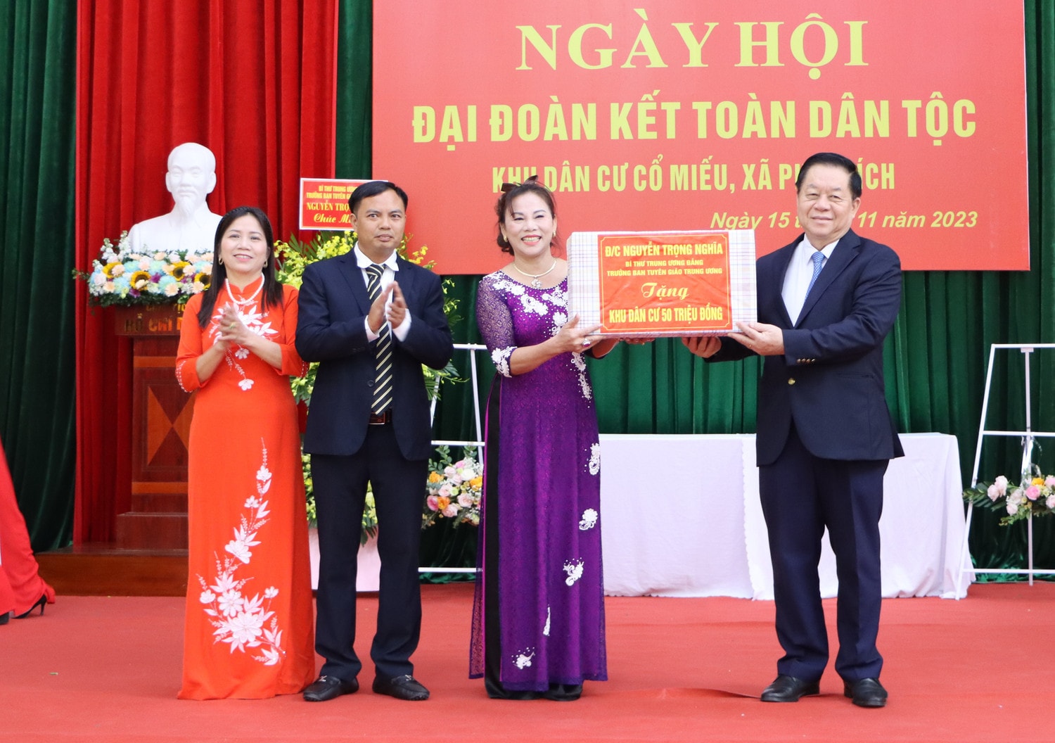 Trưởng Ban tuyên giáo Trung ương Nguyễn Trọng Nghĩa tặng quà cho nhân dân thôn Cổ Miếu. Ảnh: Hoàng Nga Trưởng Ban tuyên giáo Trung ương Nguyễn Trọng Nghĩa dự ngày hội Đại đoàn kết tại tỉnh Bắc Ninh -0