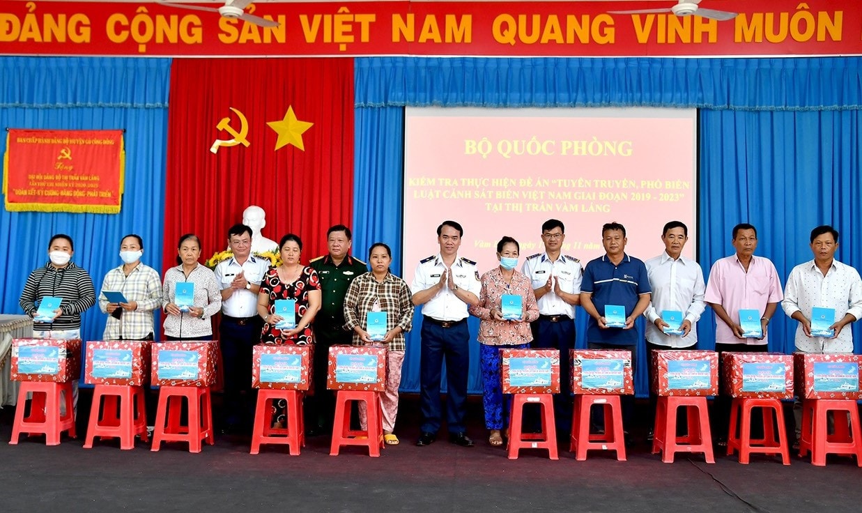 Đoàn kiểm tra Bộ Quốc phòng trao các phần quà tặng ngư dân có hoàn cảnh khó khăn trên địa bàn tỉnh Tiền Giang