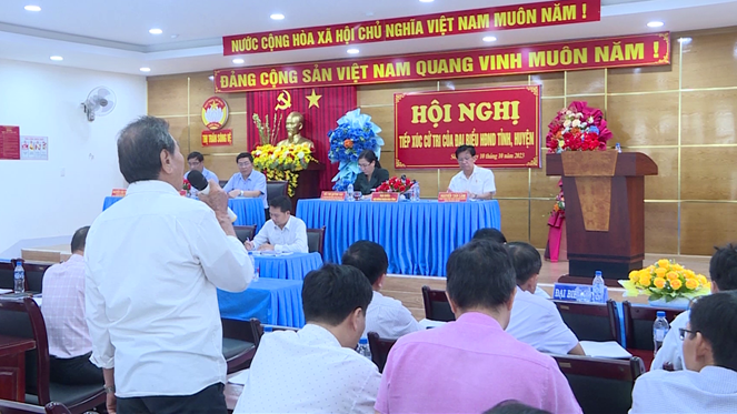 Cử tri thị trấn Sông Vệ, huyện Tư Nghĩa nêu ý kiến đến đại biểu HĐND tỉnh, huyện - ẢNH Q.T