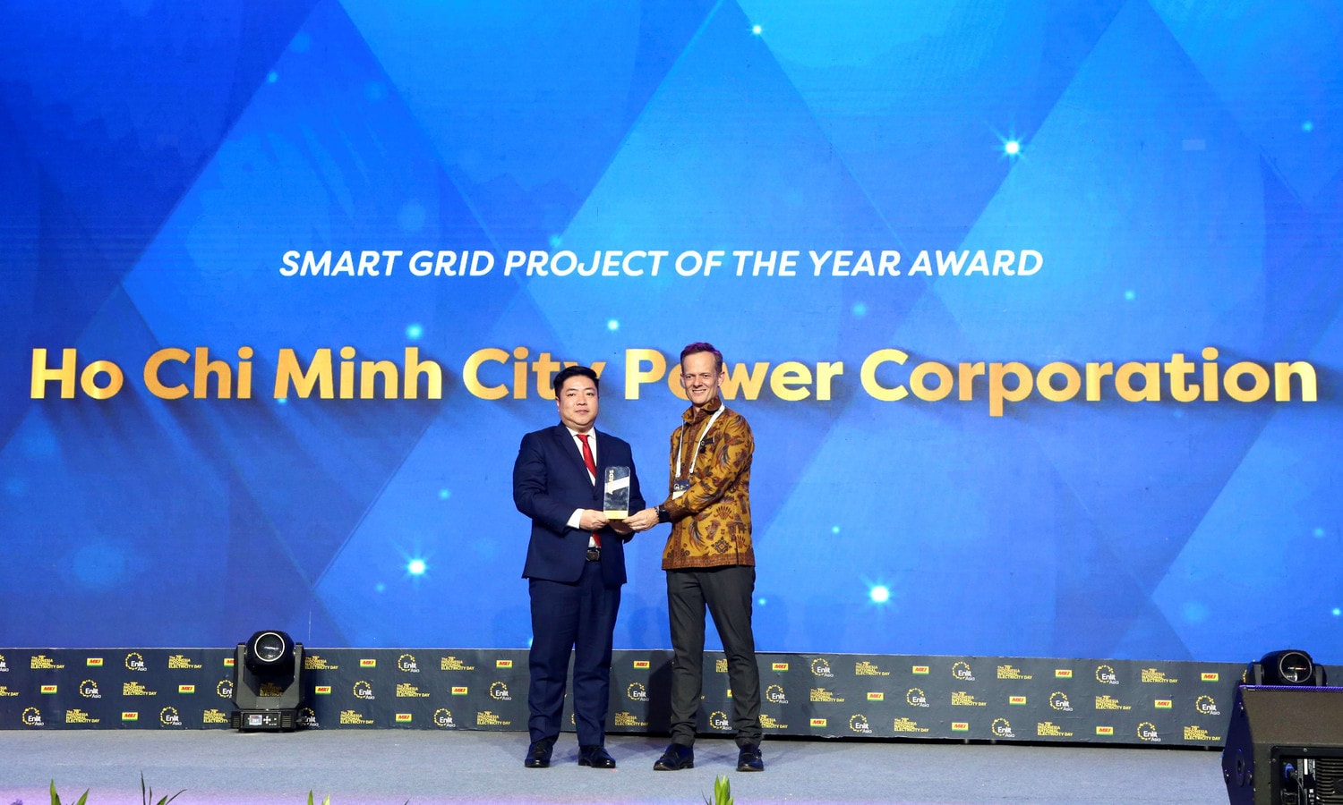 EVNHCMC đạt giải thưởng Dự án lưới điện thông minh năm 2023 -0