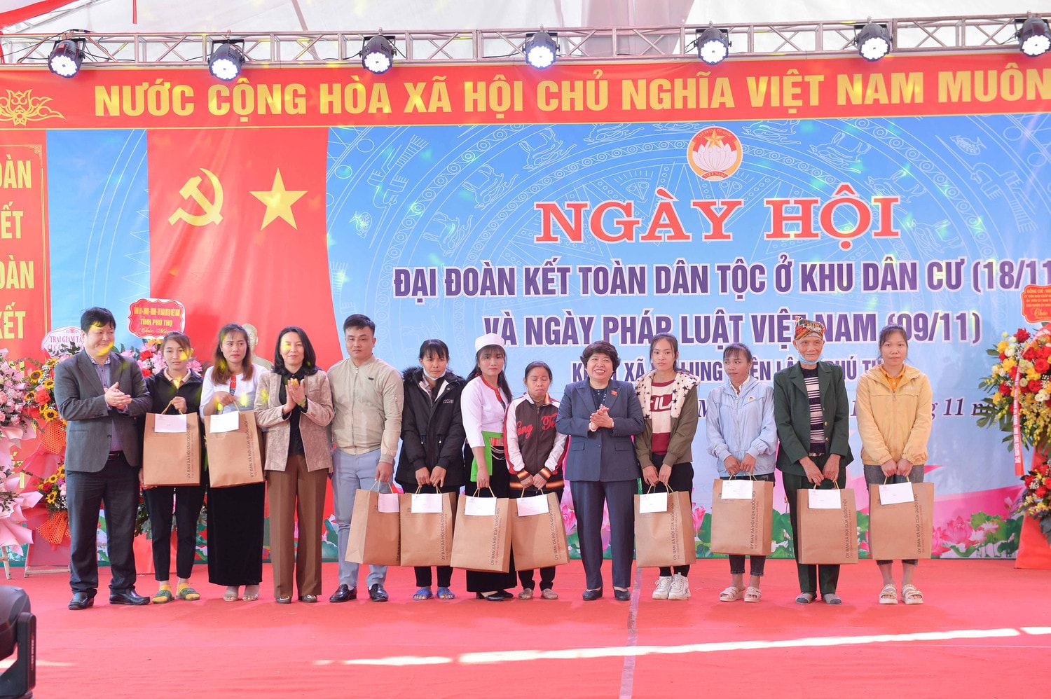 Chủ nhiệm Ủy ban Xã hội Nguyễn Thúy Anh trao tặng quà cho các gia đình có hoàn cảnh khó khăn