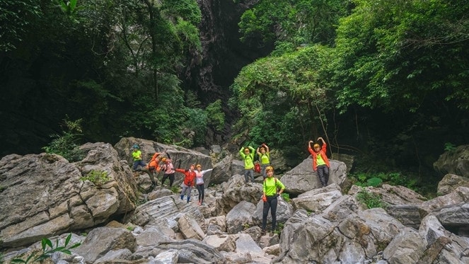 Du khách thích thú trải nghiệm vẻ đẹp nguyên sơ trong tour du lịch khám phá Tân Hóa. Ảnh: K.T
