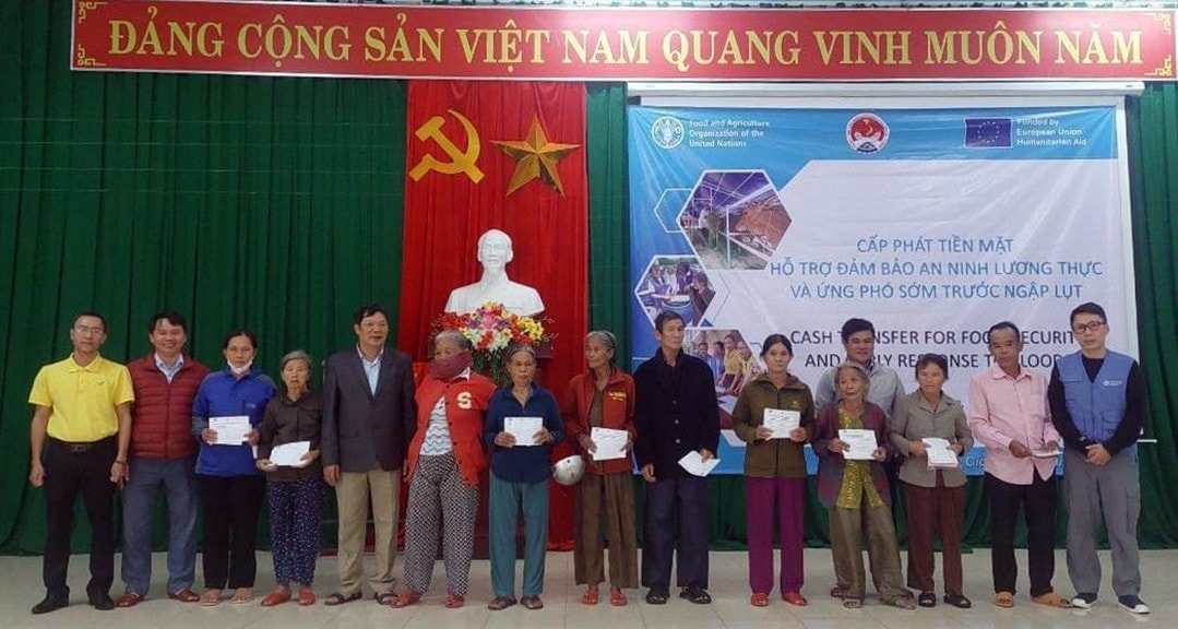 Hỗ trợ người dân vùng lũ Thừa Thiên Huế mỳ tôm và máy lọc nước -0