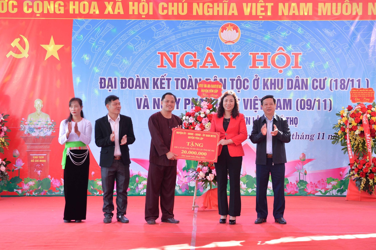 Đại diện Lãnh đạo Huyện tặng quà cho Khu 1, Xã Mỹ Lung