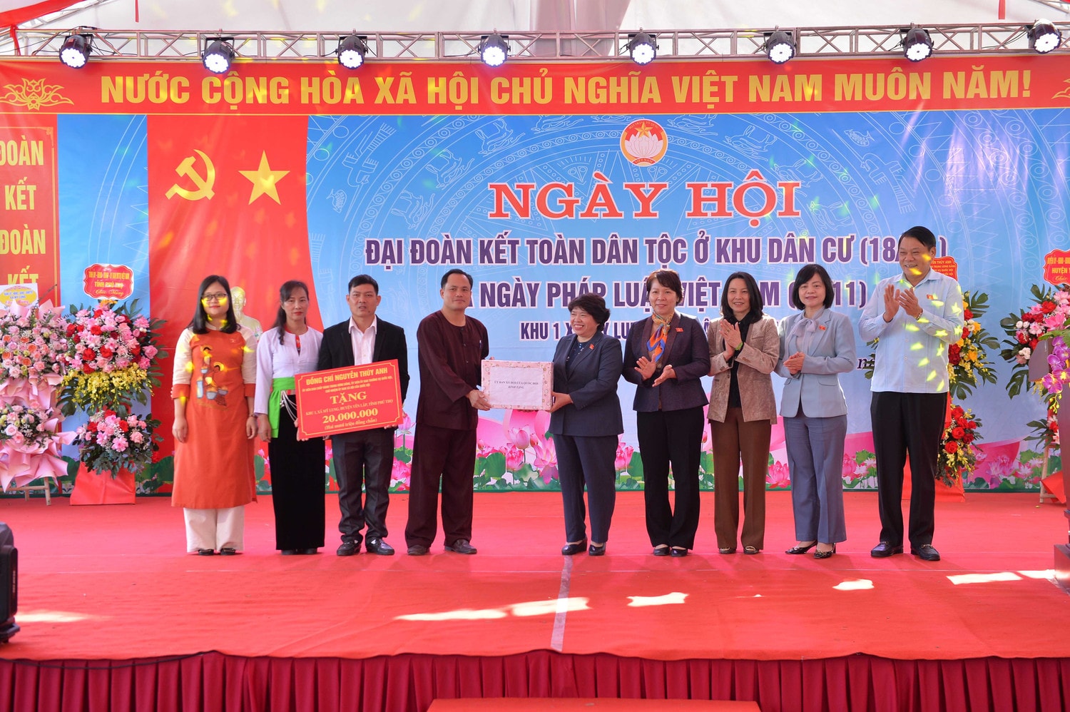 Chủ nhiệm Ủy ban Xã hội tặng quà cho Khu 1, Xã Mỹ Lung