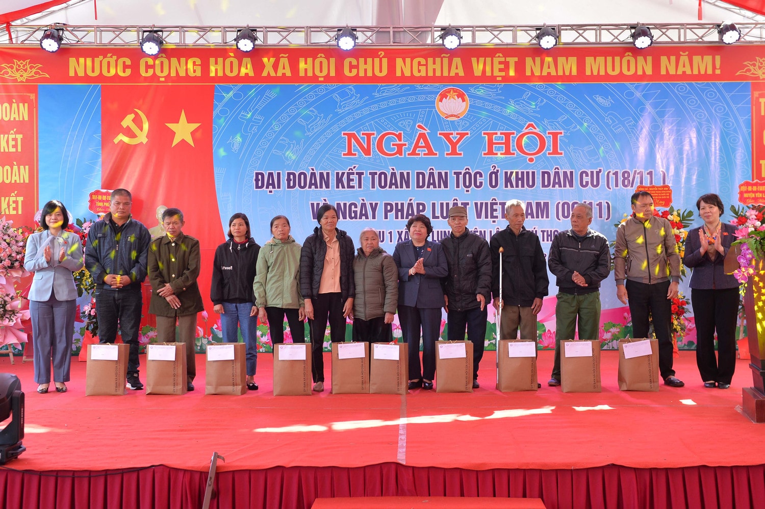 Chủ nhiệm Ủy ban Xã hội Nguyễn Thúy Anh trao quà cho gia đình có hoàn cảnh khó khăn