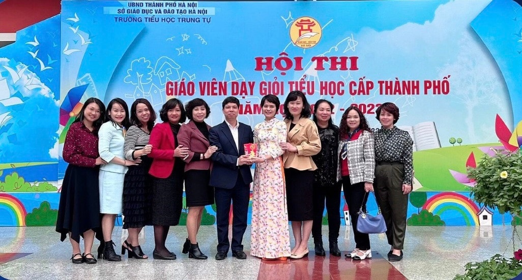 Cô giáo Phạm Thị Hồng Nghĩa Người lái đò cần mẫn suốt 38 năm -0