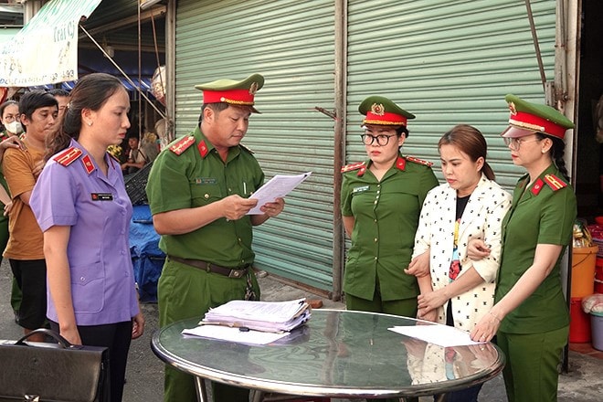 Cơ quan CSĐT Công an TP Phan Thiết đọc Lệnh bắt tạm giam đối với Ngô Thị Loan Chi