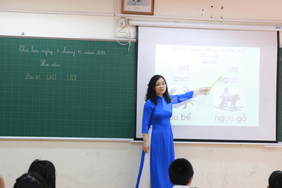 Cô giáo Phạm Thị Hồng Nghĩa Người lái đò cần mẫn suốt 38 năm -0