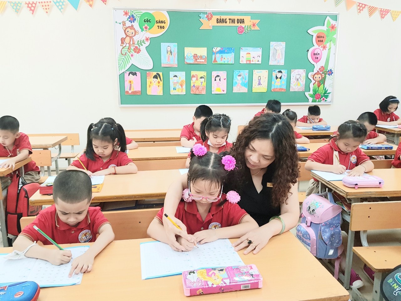 Cô giáo Phạm Thị Hồng Nghĩa Người lái đò cần mẫn suốt 38 năm -0