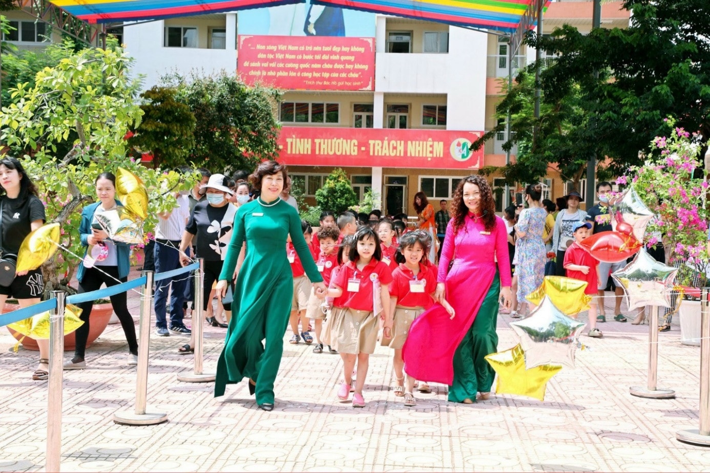 Cô giáo Phạm Thị Hồng Nghĩa Người lái đò cần mẫn suốt 38 năm -0
