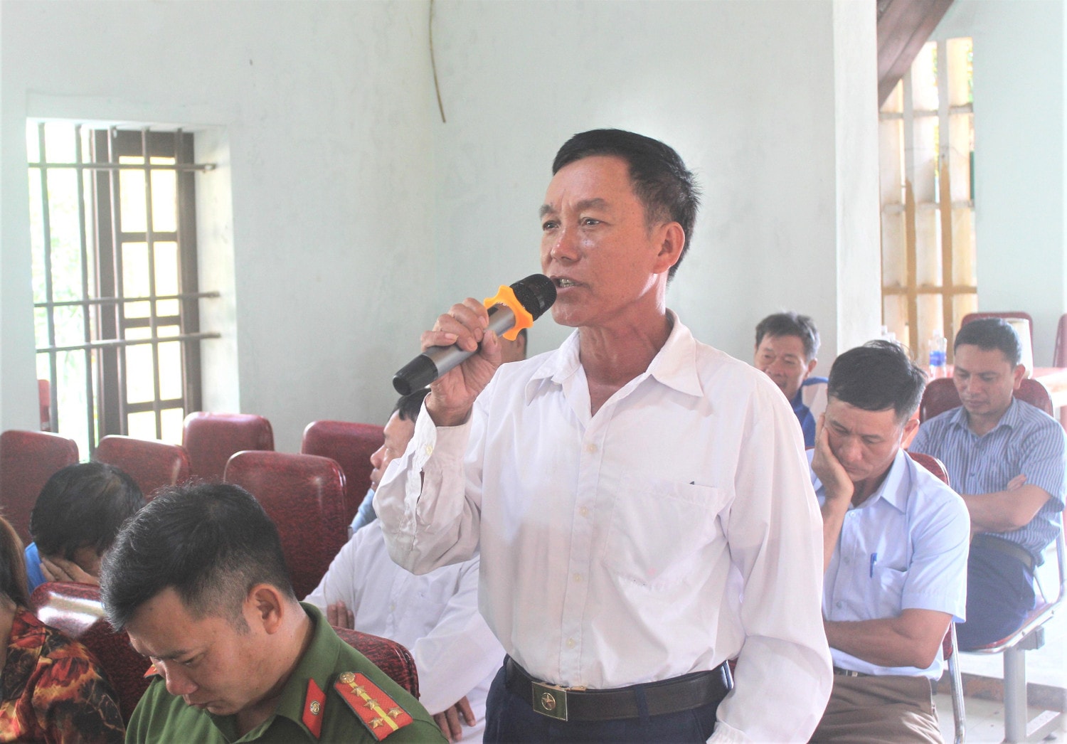 Cử tri huyện Quỳnh Lưu kiến nghị trong một buổi tiếp xúc với đại biểu dân cử - ẢNH THANH TOÀN