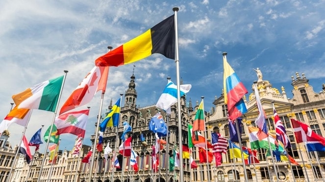 Cờ Bỉ, cùng với cờ của nhiều nước khác trên Quảng trường Lớn Brussels - thủ đô của Bỉ. Ảnh: Diplomatie.belgium.be