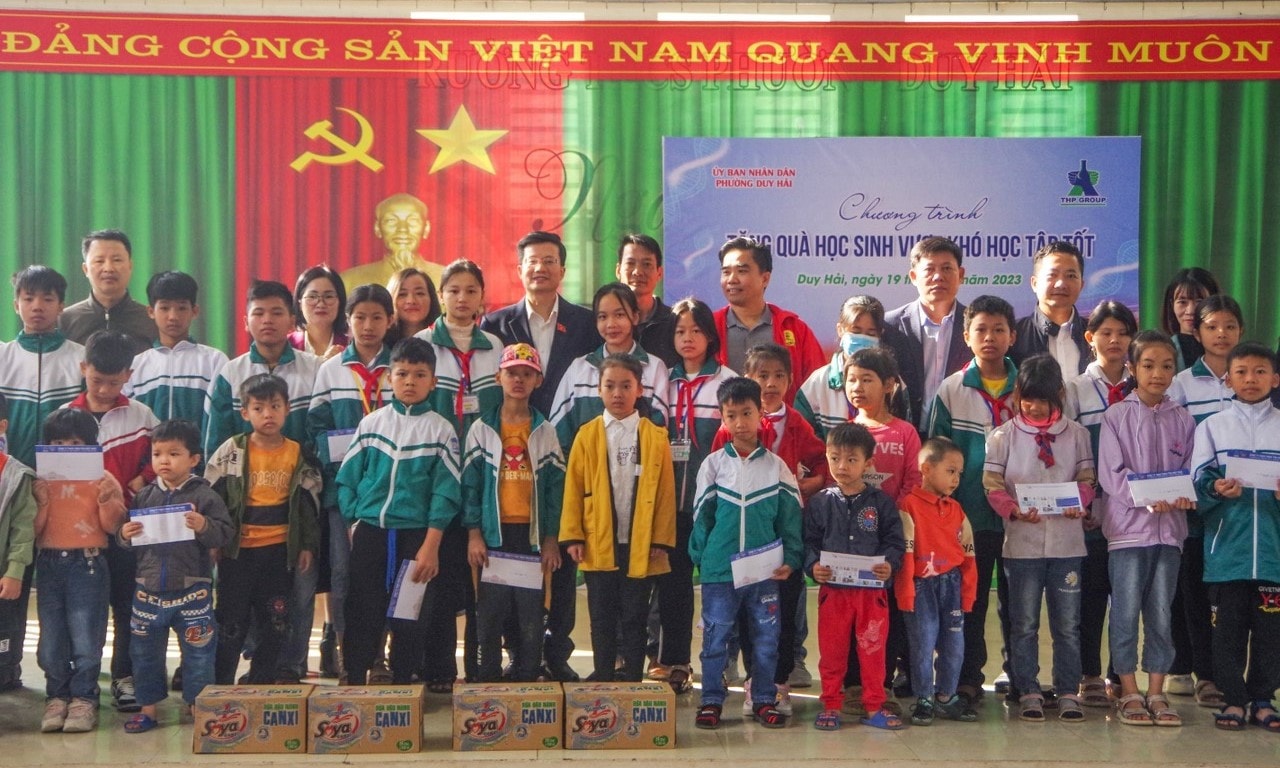 Ủy ban Văn hóa - Giáo dục tặng quà cho học sinh vượt khó tại Hà Nam -0