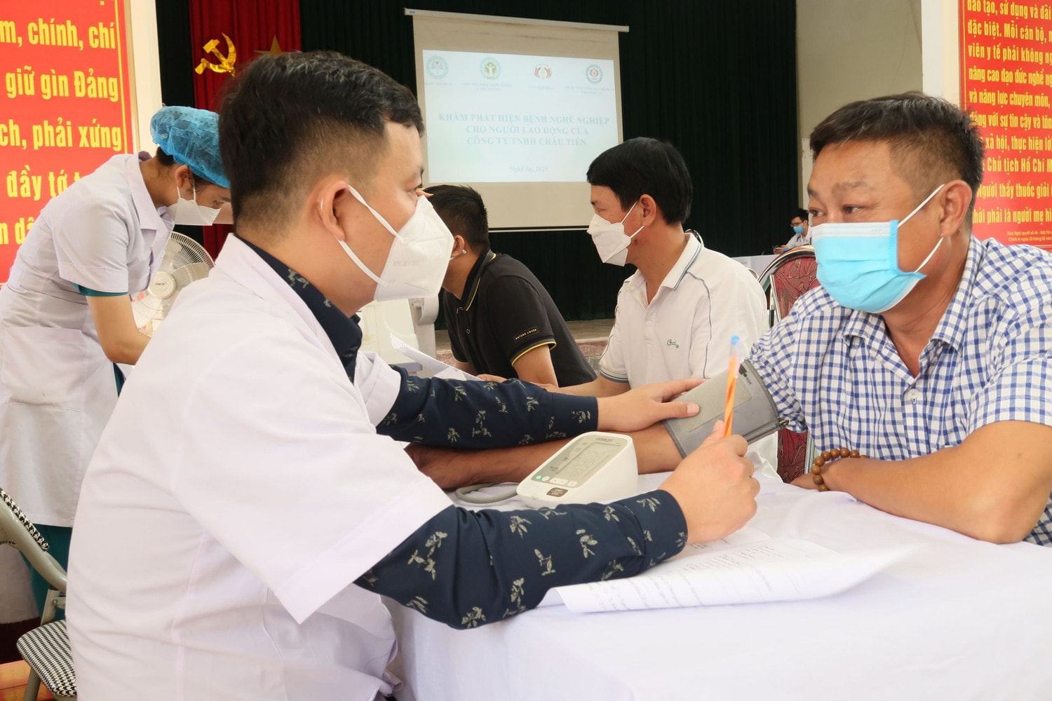 Thăm khám cho các công nhân của công ty có 5 nạn nhân tử vong bụi phổi -1