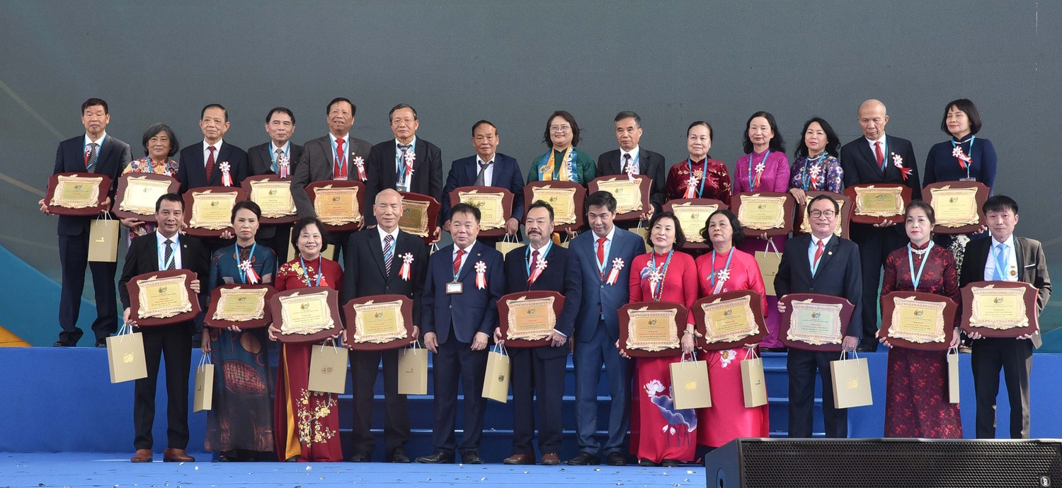 Chủ tịch Quốc hội Vương Đình Huệ dự Lễ kỷ niệm 60 năm thành lập Học viện Tài chính -0