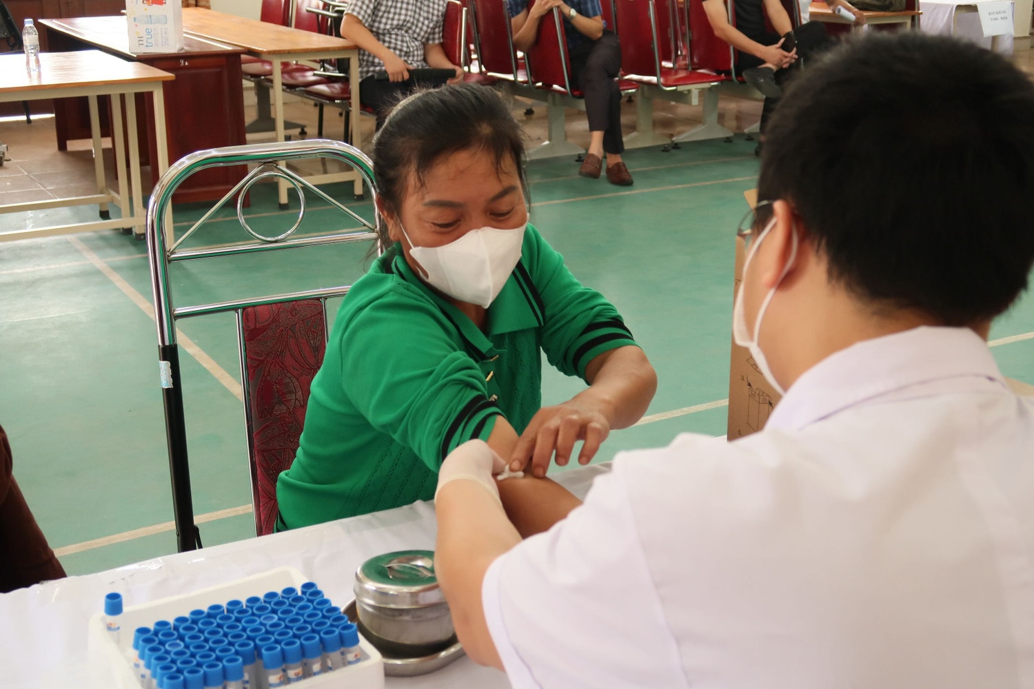 Thăm khám cho các công nhân của công ty có 5 nạn nhân tử vong bụi phổi -0