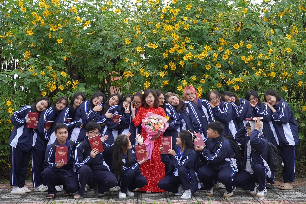 Đại học Quốc gia Hà Nội rực rỡ mùa hoa dã quỳ -0