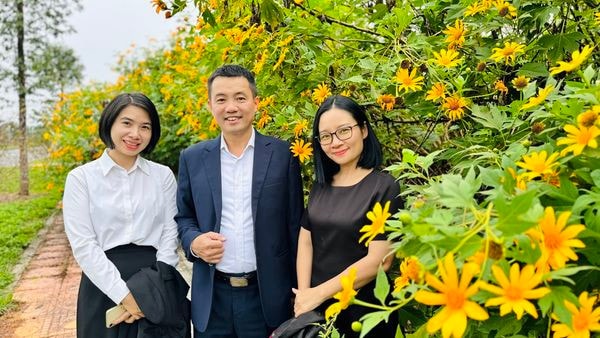 Đại học Quốc gia Hà Nội rực rỡ mùa hoa dã quỳ -1