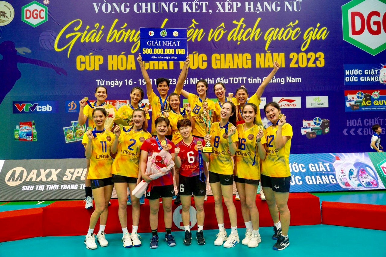 Các nữ tuyển thủ Ninh Bình LPBank mừng chiến thắng tại Giải bóng chuyền vô địch quốc gia cúp Hóa Chất Đức Giang 2023. Ảnh: LPBank CLB bóng chuyền Nữ Ninh Bình LPBank đăng quang ngôi vô địch Giải vô địch quốc gia 2023 -0
