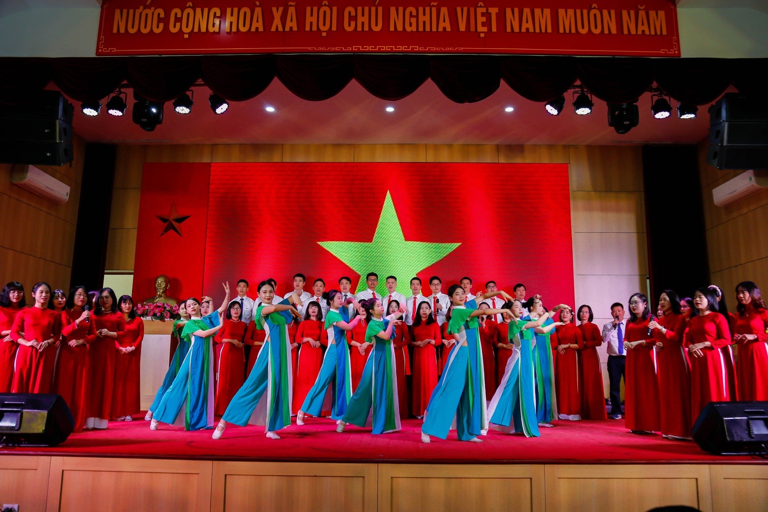 Nhà giáo cần hài hòa giữa cập nhật tri thức chuyên môn với nuôi dưỡng khả năng thấu cảm -6