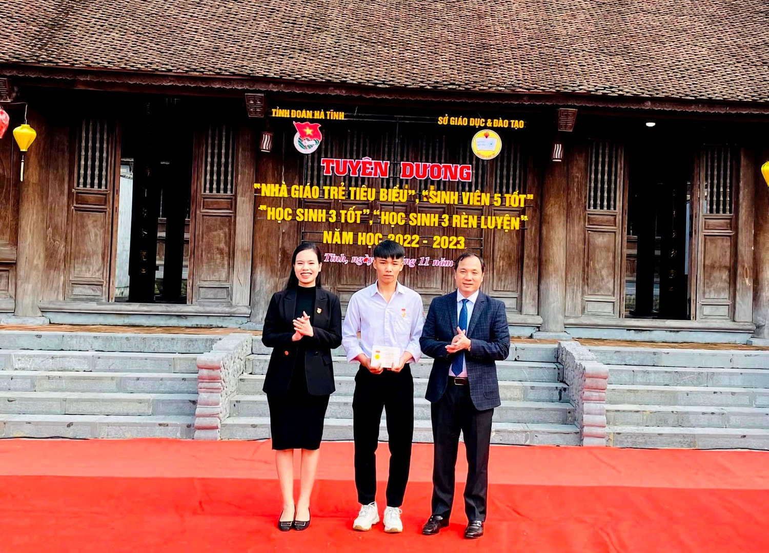 Trao tặng huy hiệu “Tuổi trẻ dũng cảm” cho nam sinh lao ra dòng lũ cứu người -0