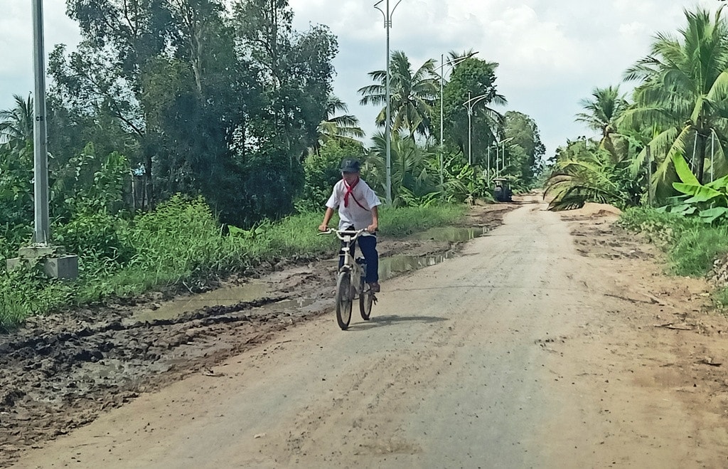 Dân phản ánh đường huyết mạch thi công ì ạch, ô nhiễm môi trường sống