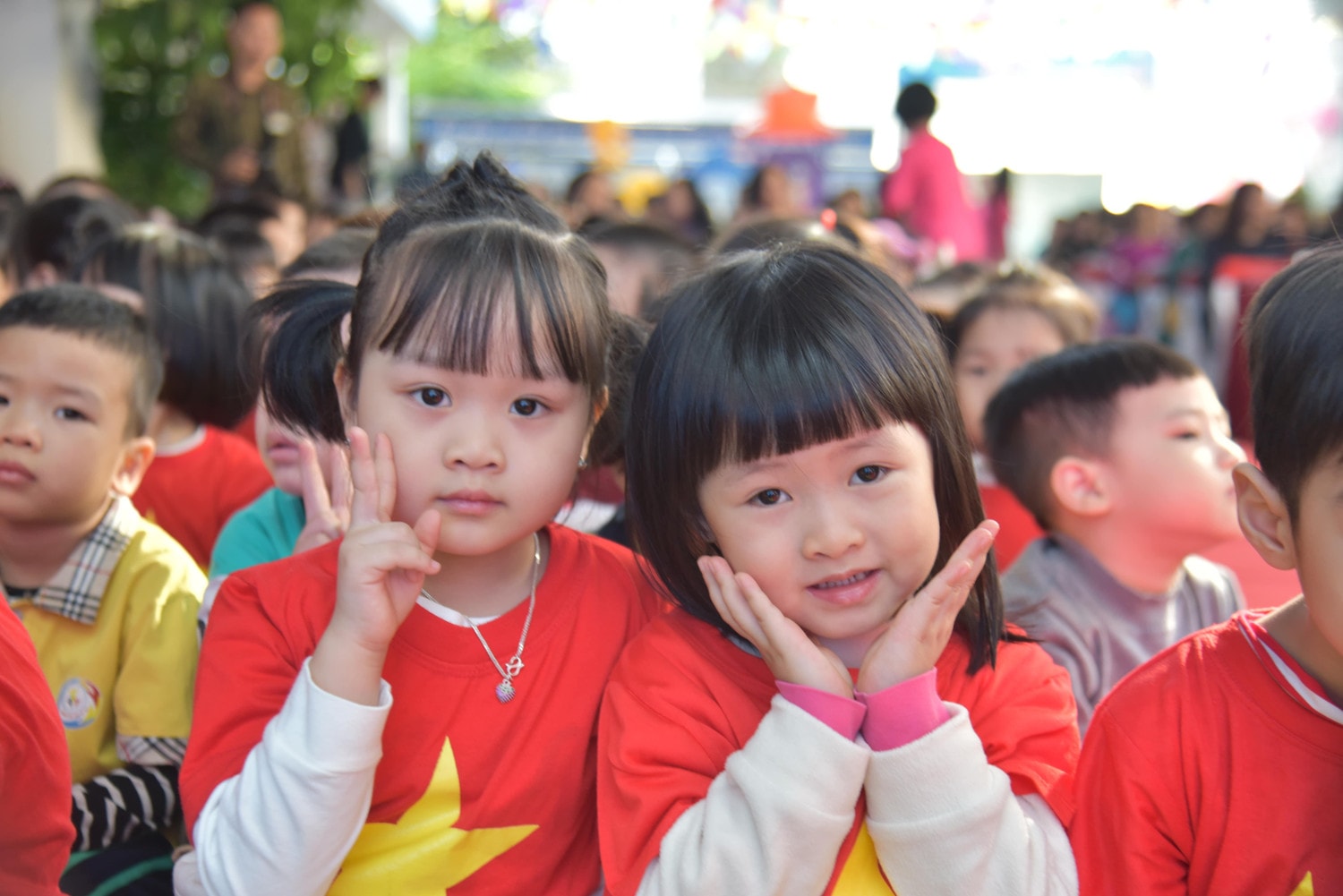 Cô trò Trường Mẫu giáo Số 10 rạng rỡ trong lễ kỷ niệm 45 năm ngày thành lập trường và 41 năm ngày Nhà giáo Việt Nam (Ảnh: Xuân Quý) Hà Nội: Trường Mẫu giáo Số 10 đón nhận Bằng khen của Thủ tướng Chính phủ -0